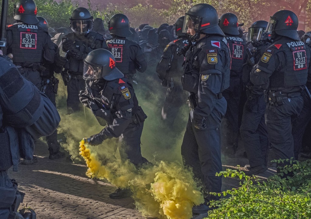 Протестующие в Германии напали на полицейских в «День X»