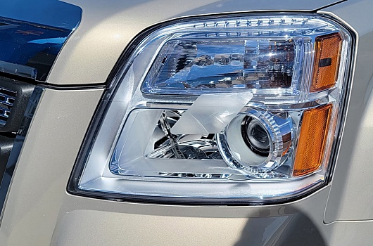 GMC решила проблему слишком ярких фар с помощью наклейки