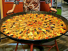В новосибирском ресторане начали готовить испанский плов на сковороде-гиганте