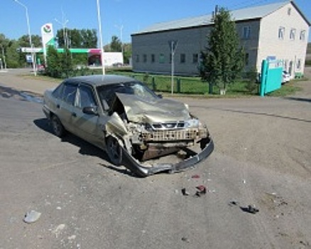 В Башкортостане КамАЗ не уступил дорогу Daewoo Nexia, трое пострадали