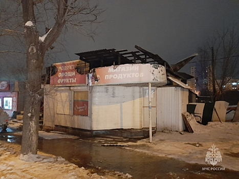 Кафе и магазин выгорели дотла в Иркутске во время мощного пожара