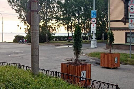 Мэрию Архангельска оштрафовали на 300 тыс. рублей за тумбы на дороге