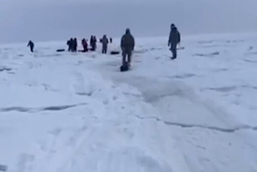 «Будем вызывать МЧС»: рыбак снял видео перед тем, как его унесло в море