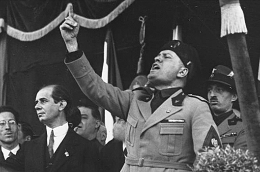 Муссолини лишили звания почётного гражданина итальянского города Сарно