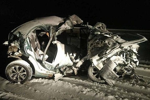 На югорской трассе Matiz влетел под фуру - двое погибших
