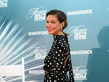 Актриса Елена Подкаминская пришла на премию в платье с разрезом