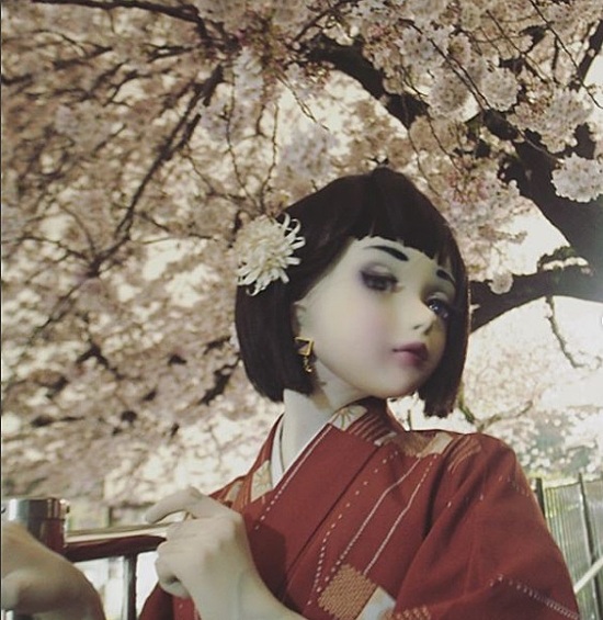 Лулу Хасимото в образе "живой" куклы.