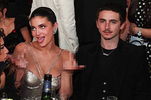 В сети высмеяли совместное фото Тимоти Шаламе и Кайли Дженнер с непристойным жестом