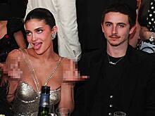 В сети высмеяли совместное фото Тимоти Шаламе и Кайли Дженнер с непристойным жестом