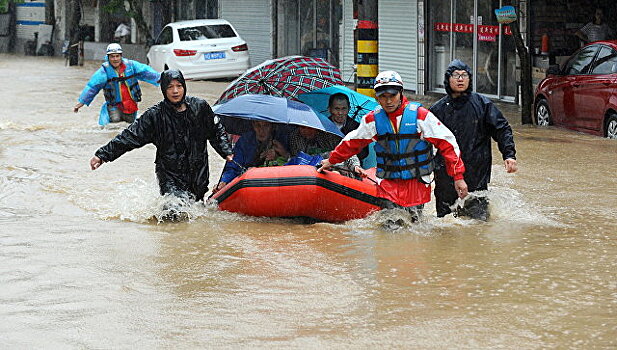На юге Китая из-за наводнений погибли десять человек