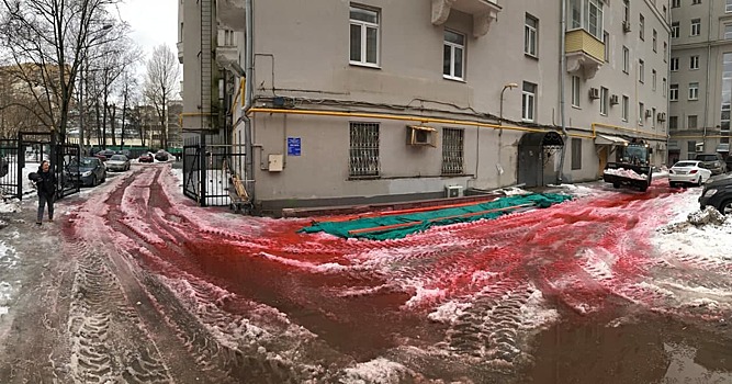 В московском дворе заметили красный снег