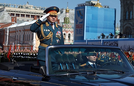 Министр обороны Шойгу объехал парадный строй на Красной площади