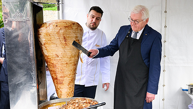 Президент Германии прилетел в Турцию с мясом для кебаба