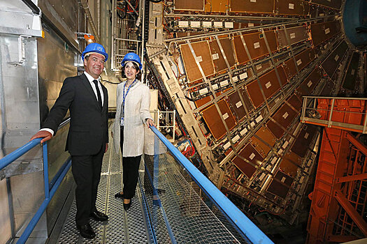 Появилось фото Дмитрия Медведева в шахте Большого адронного коллайдера