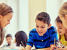 Эксперты рассказали, когда нужно начинать говорить с детьми о расизме