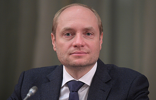 Министр РФ по развитию Дальнего Востока Александр Галушка поздравляет с 8 марта