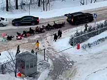 Водитель катал детей на «ватрушках», привязанных к автомобилю. Видео