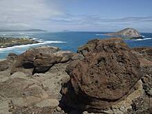 Упавшего со скалы туриста прибило к морскому побережью