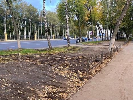Газон напротив нижегородского парка «Швейцария» оградили забором