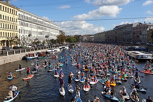 Тысячи сап-серферов под музыку прошли по рекам и каналам Петербурга