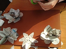 Школьники сделали оригинальные цветы своими руками