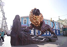 Пятиметрового льва с золотыми гениталиями установили в центре Екатеринбурга
