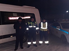 Полицейские эвакуировали 19 замерзающих пассажиров из сломанного автобуса в Навашинском районе