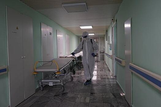 Военнослужащие ЦВО провели дезинфекцию помещений Свердловской областной клинической больницы