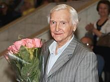 Артист балета Геннадий Ледях спит на иголках