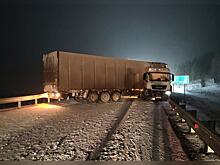 Фура не смогла преодолеть снежную трассу в Забайкалье