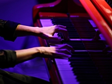 Человек способен влюбиться в определенную песню с первых нот