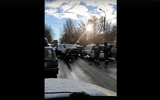 В рязанском Дядькове на узкой дороге не разъехались четыре автомобиля