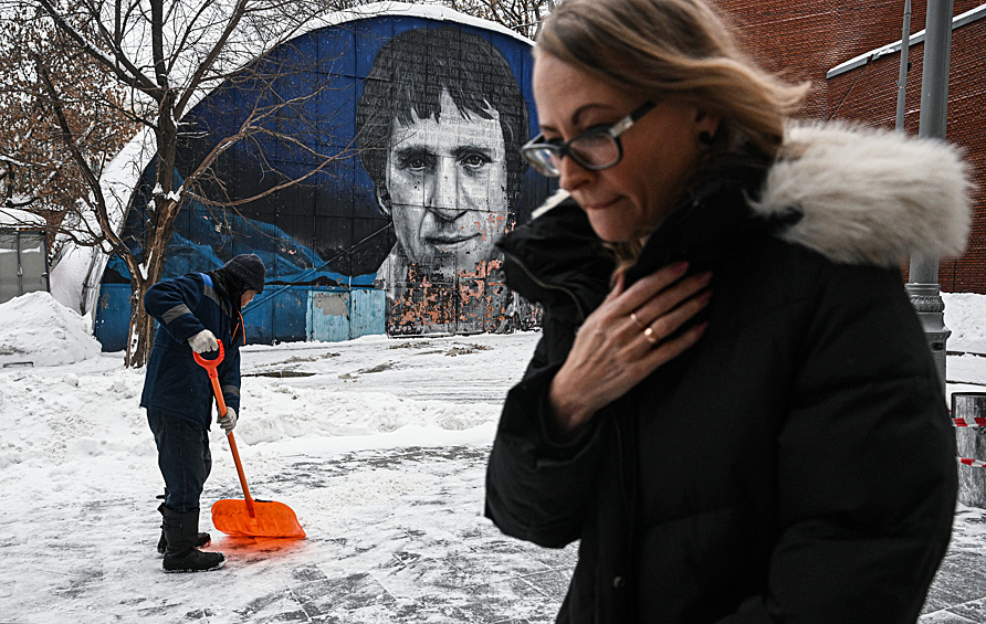 Уборка снега у музея Владимира Высоцкого в Москве