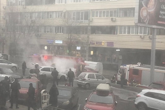 В Волгограде на парковке ТРЦ ликвидировали возгорание автомобиля