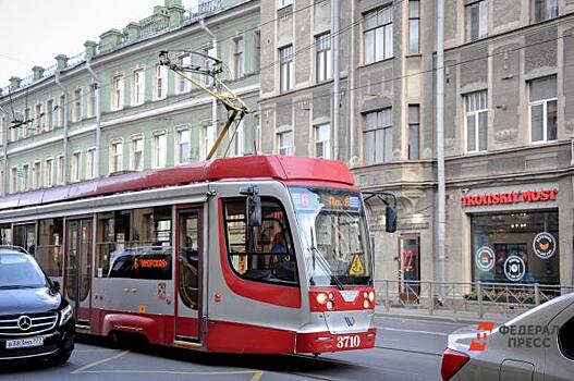 В Москве трамвай столкнулся с грузовиком и сошел с рельс. Пострадали шесть человек