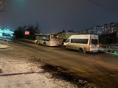 На тюменской объездной очевидцы сняли на видео пылающий автобус: что случилось