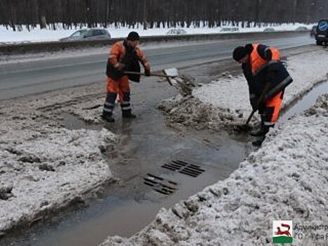 В Уфе работают над очисткой ливневых канализаций