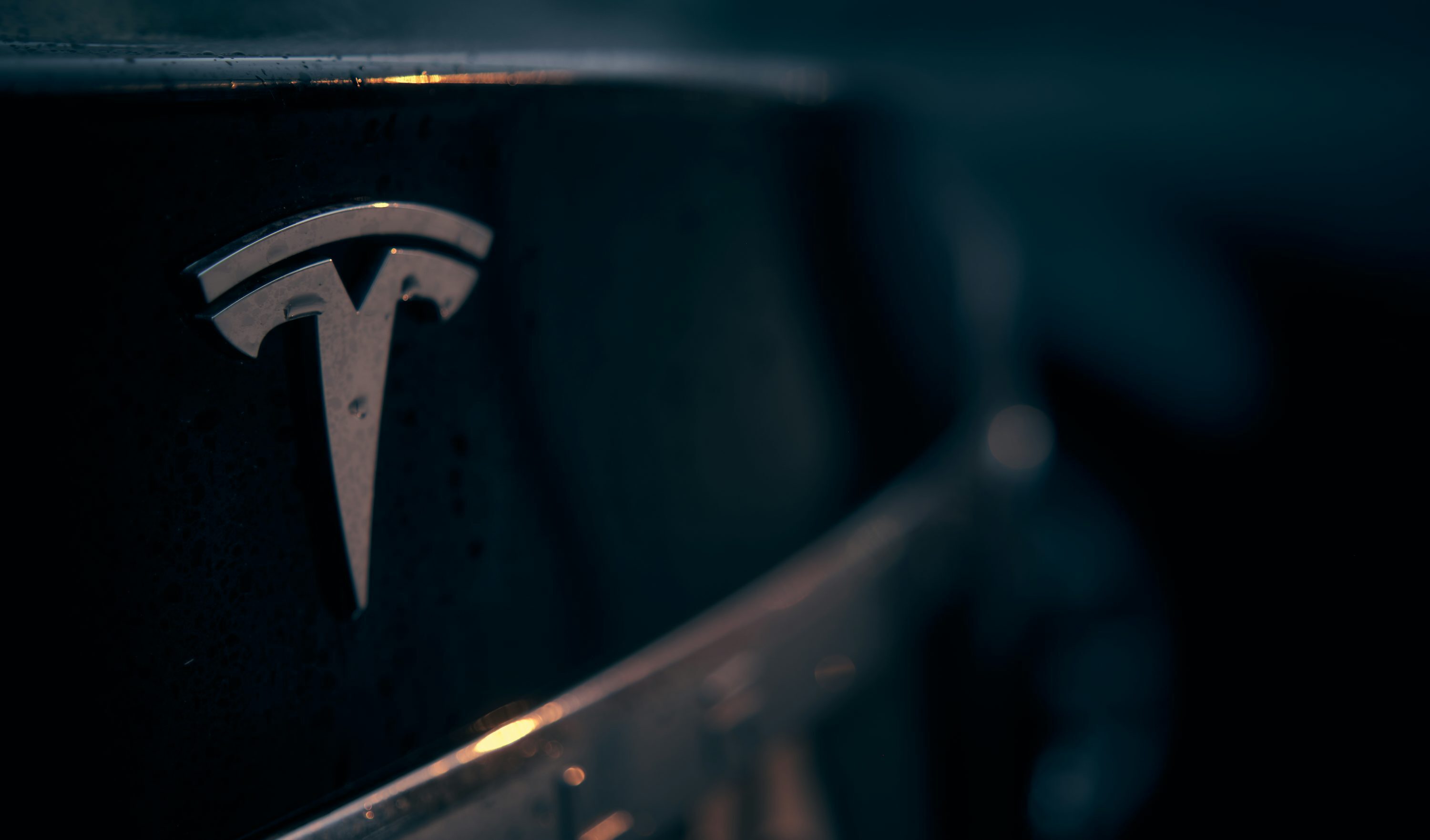 Tesla отозвала 1,85 млн машин из-за открывающегося капота