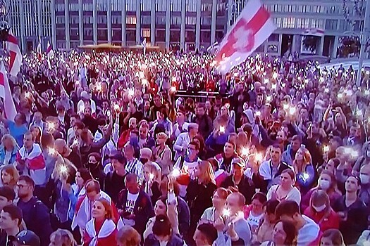 Митингующие устроили костер в центре Минска