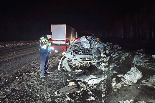 На Пермском тракте легковушка влетела в выпавшие из фуры рулоны бумаги – пострадали дети
