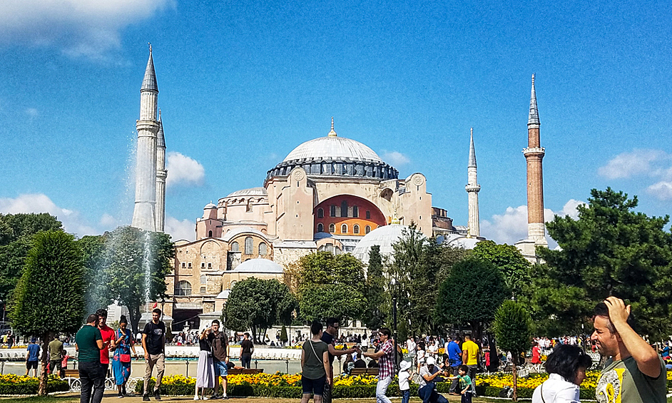 Второе место рейтинга занял собор Святой Софии в Стамбуле с баллом 9,3 — чтобы загадать желание, туристы должны вставить большой палец в отверстие «плачущей» колонны и прокрутить ладонью на 360 градусов