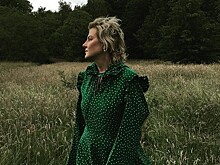 «Брюлики даже на даче»: пользователи Сети раскритиковали Литвинову за демонстрацию драгоценностей