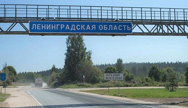 Самосвал с поднятым кузовом снес арку на границе Ленобласти с Карелией