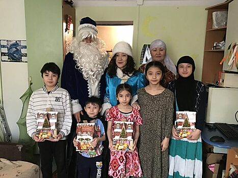 Семьи Якутска поздравили представители Минобщества, Ассамблеи народов и молодежного правительства
