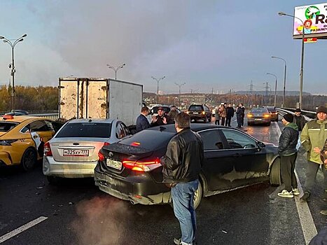 Несколько автомобилей столкнулись на Лужнецком метромосту
