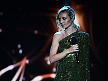 Полина Гагарина поделилась смелыми фото в бикини