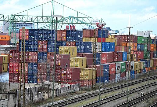 Стоимость контейнерных перевозок взлетела из-за кризиса в Красном море