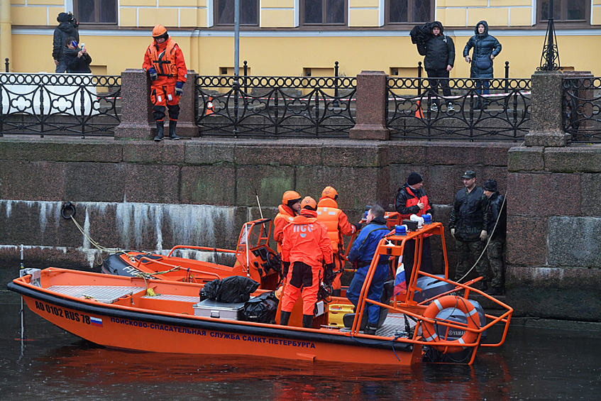 Соколов стал выбрасывать останки в реку Мойку частями. 9 ноября, выбрасывая руки, историк упал в реку сам.