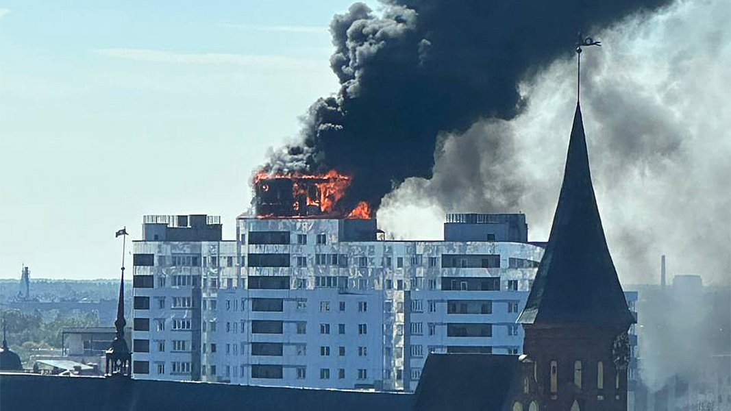 В центре Калининграда загорелась кровля многоэтажного дома