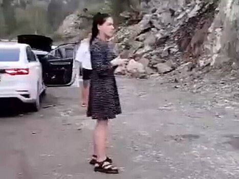 Блогер Яна Кашина получила штраф за надпись на скале на Алтае